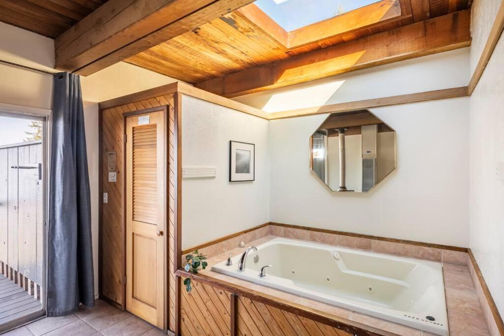 Driftwood Lodge ~ 5 Bedroom / 7 Bath ~ 30-Acre Private Estate On Hwy 1 ~ Hot Tub ~ Oceanview ~ Reunions & Retreats Walsh Landing Экстерьер фото