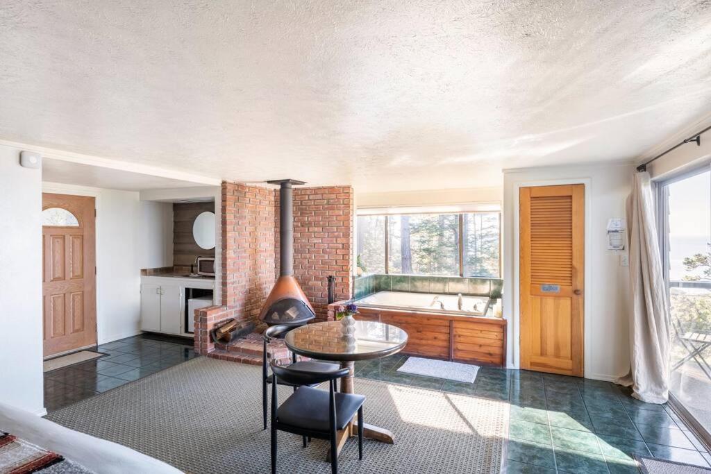 Driftwood Lodge ~ 5 Bedroom / 7 Bath ~ 30-Acre Private Estate On Hwy 1 ~ Hot Tub ~ Oceanview ~ Reunions & Retreats Walsh Landing Экстерьер фото